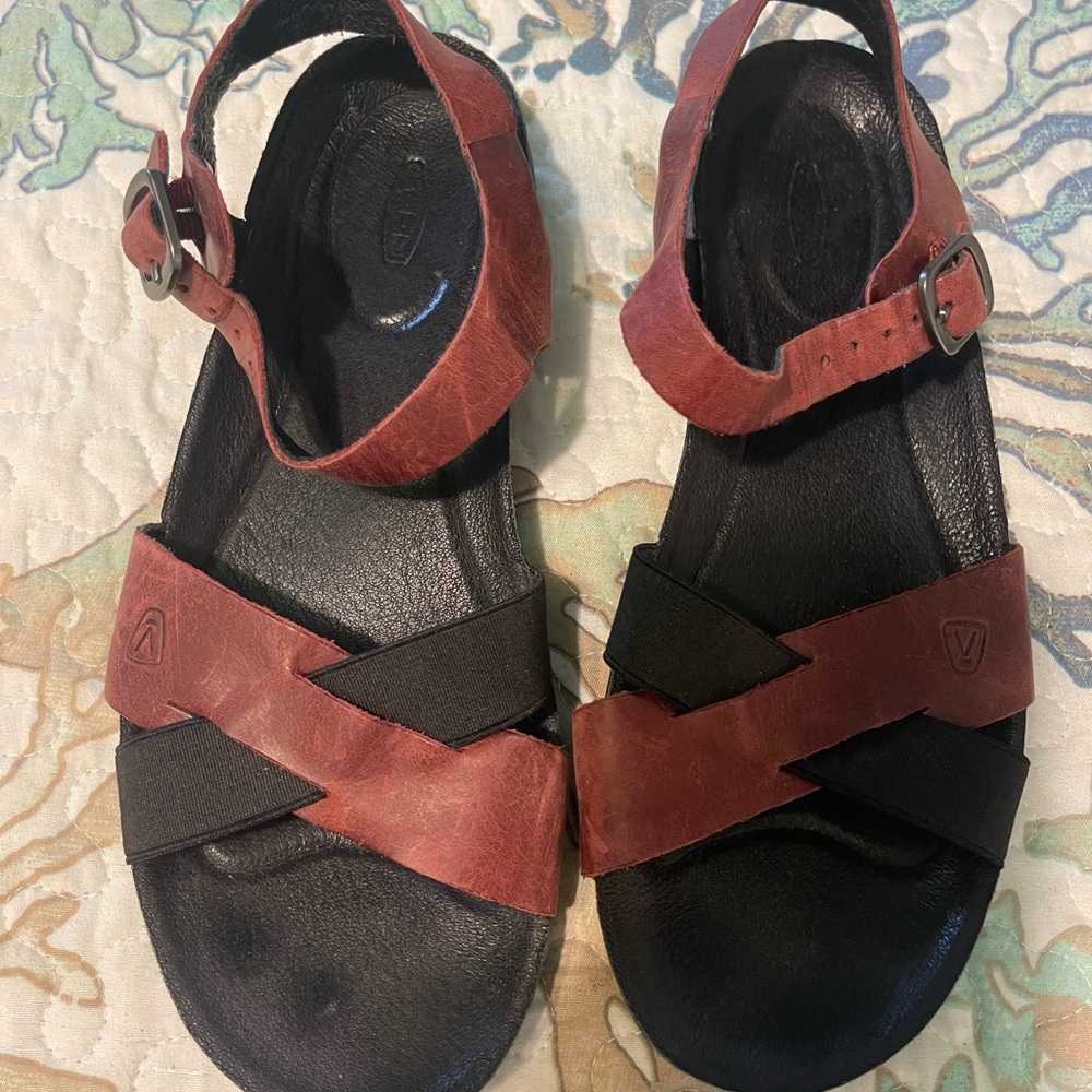 Keen - Vintage Rustic red / black
ankle strap / open toed - Picture 1 of 6